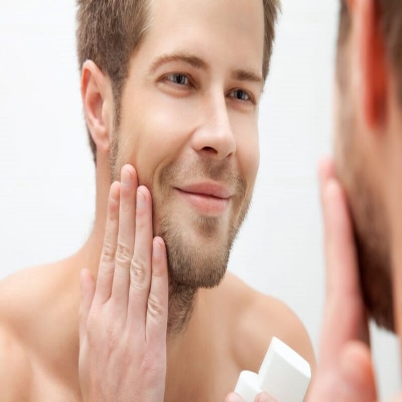 cách dưỡng ẩm da mặt cho nam đơn giản trong 10 phút